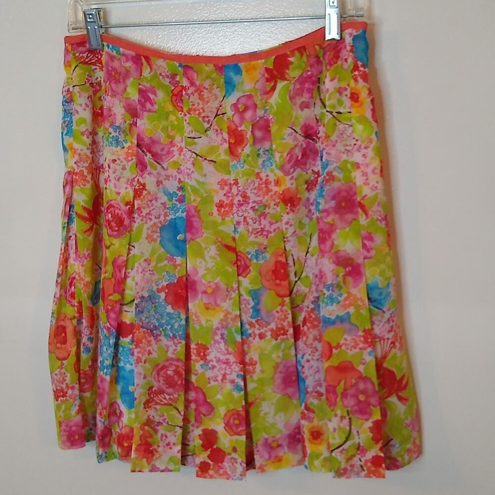 Nine and company petite women's size 8 pleated floral skirt.